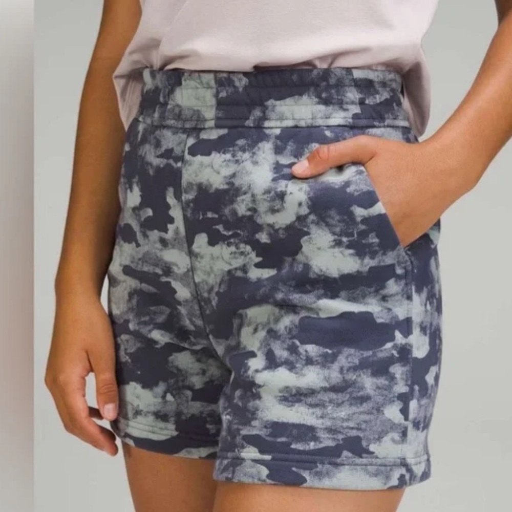 Lululemon Womens Loungeful Shorts Size 10 High-Rise Blue Camo Fleece NWT
